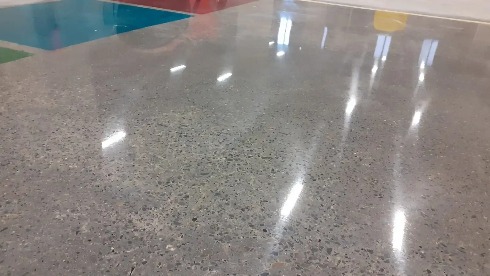 Parlatılmış Beton Zemin Bakımı: Uzun Ömürlü Güzellik İçin Kapsamlı Rehber | Yıldızel Zemin